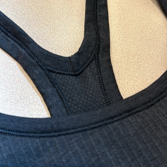 Ebb to Street Tank (waist length) Lululemon Size 6 - Picture 5 of 6